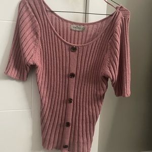 Super flattering short sleeve top, cinches your waist! Size small.